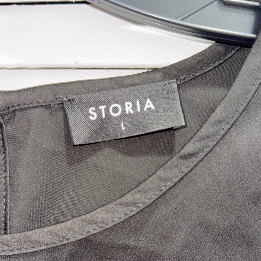 Storia Elegant Black Blouse with Scalloped Hem - Picture 2 of 7